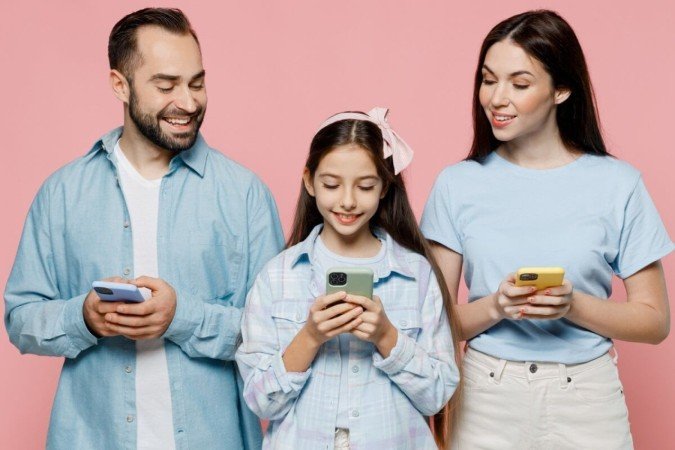 A comunicação aberta cria confiança nos filhos para compartilharem possíveis situações vivenciadas no ambiente digital (Imagem: ViDI Studio | Shutterstock) - (crédito: EdiCase) A comunicação aberta cria confiança nos filhos para compartilharem possíveis situações vivenciadas no ambiente digital (Imagem: ViDI Studio | Shutterstock) - (crédito: EdiCase)