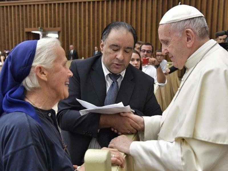 Quem é a freira que quebrou protocolo e chorou diante do caixão de Francisco
