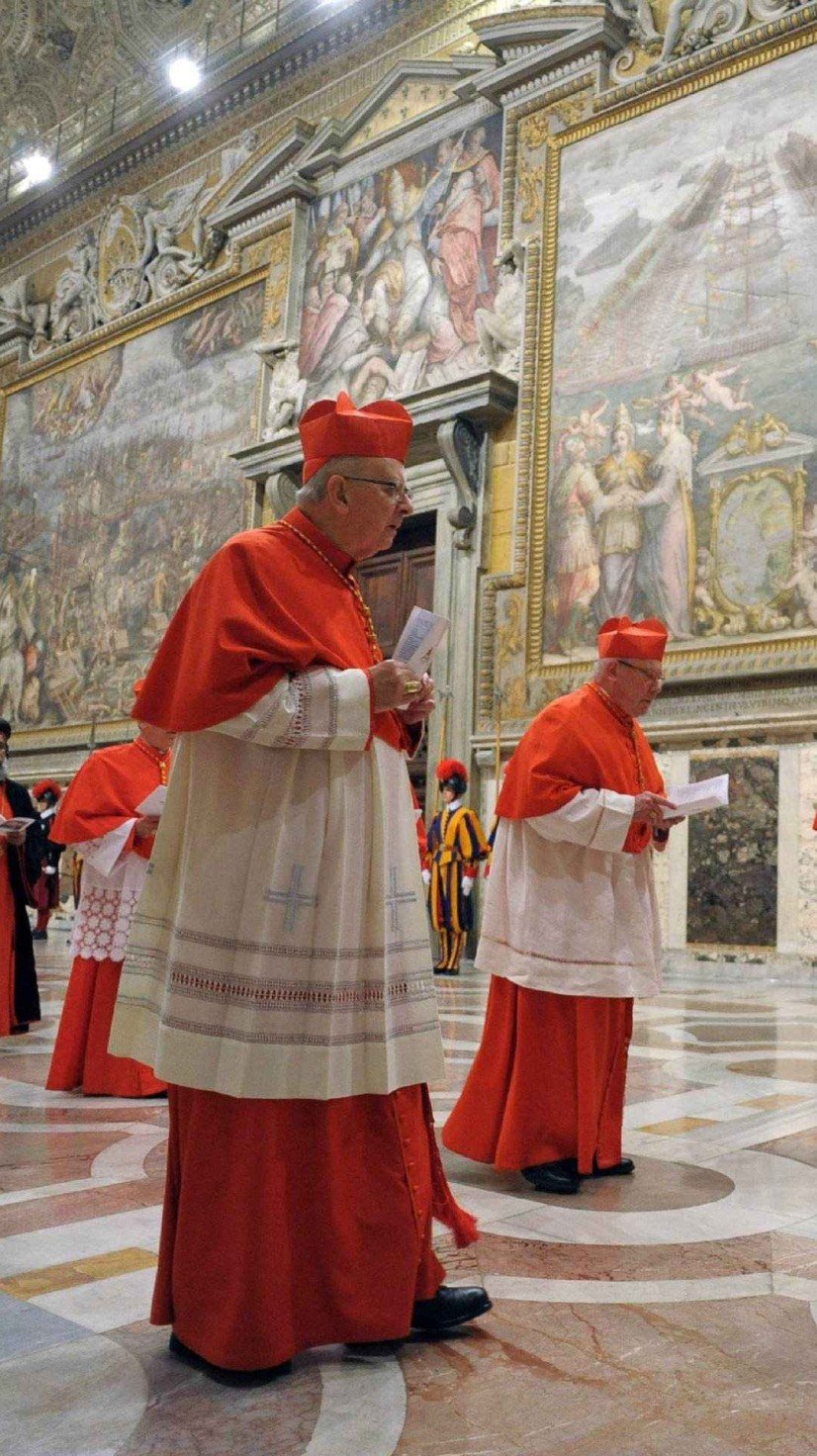 Esta foto, divulgada pela assessoria de imprensa, mostra os cardeais entrando na Capela Sistina antes do início do conclave no Vaticano, em 12 de março de 2013       -  (crédito:  AFPOSSERVATORE ROMANO/AFP)