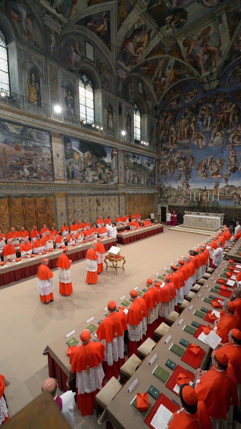 Esta foto divulgada pela assessoria de imprensa mostra cardeais em fila na Capela Sistina para jurar sobre a Bíblia que jamais revelariam os segredos de suas deliberações antes do início do conclave no Vaticano em 12 de março de 2013       -  (crédito: OSSERVATORE ROMANO/AFP)