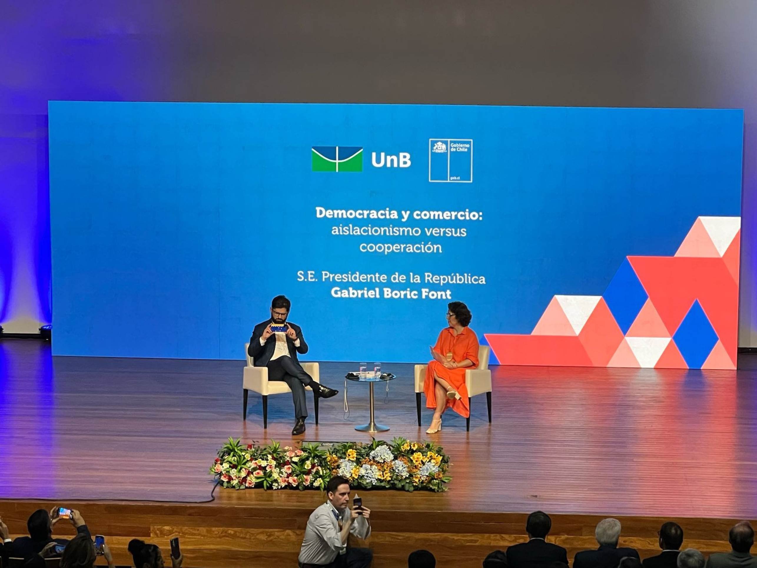 Boric palestrou sobre democracia e direitos humanos na Universidade de Brasília 