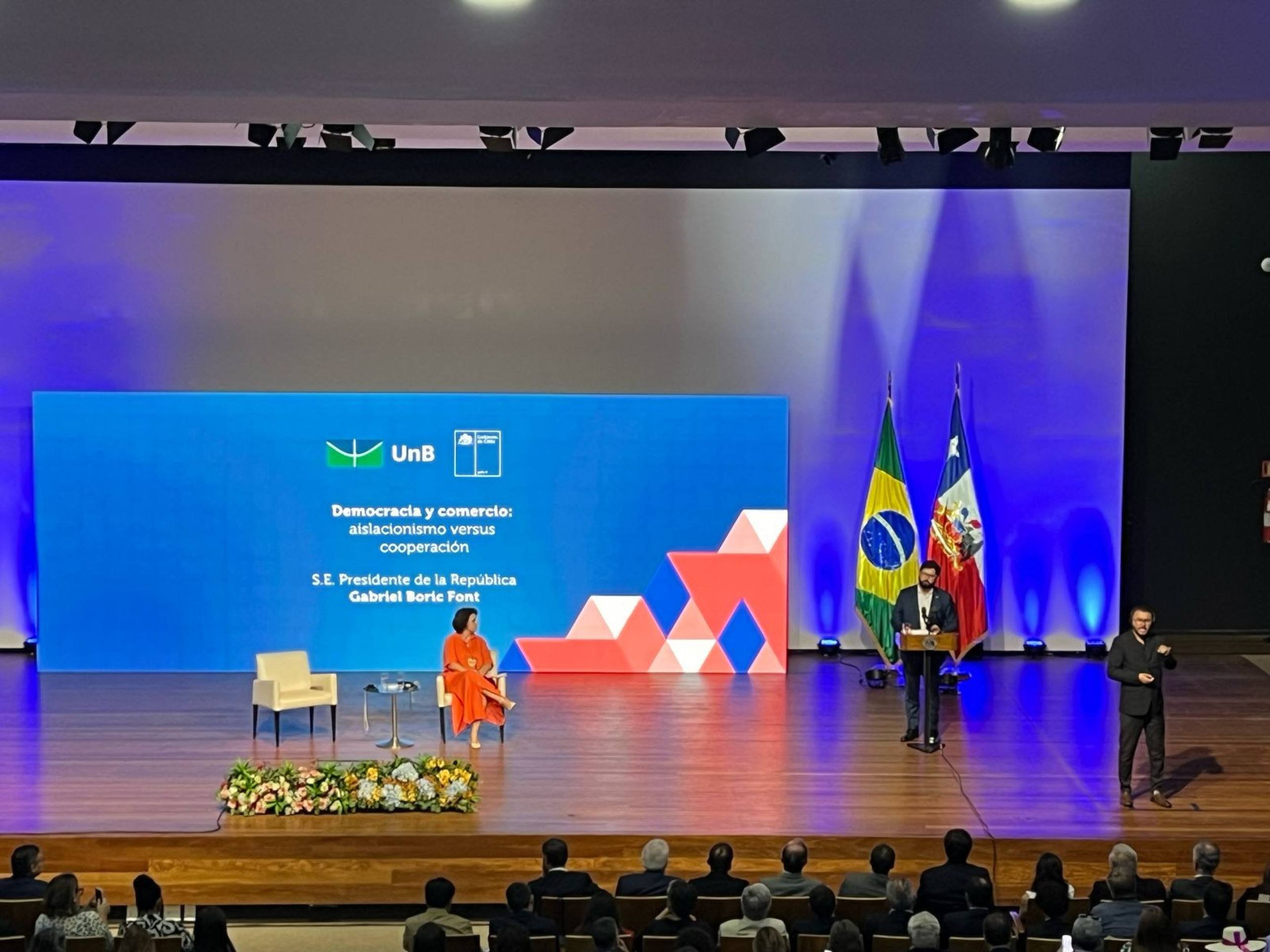 Boric palestrou sobre democracia e direitos humanos na Universidade de Brasília 