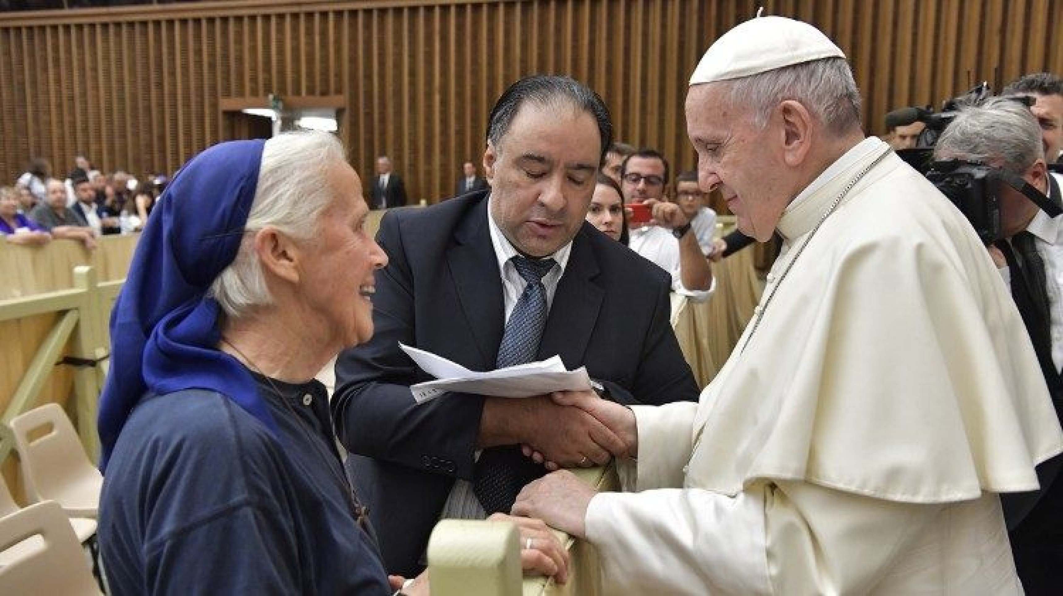 Quem é a freira que quebrou protocolo e chorou diante do caixão de Francisco