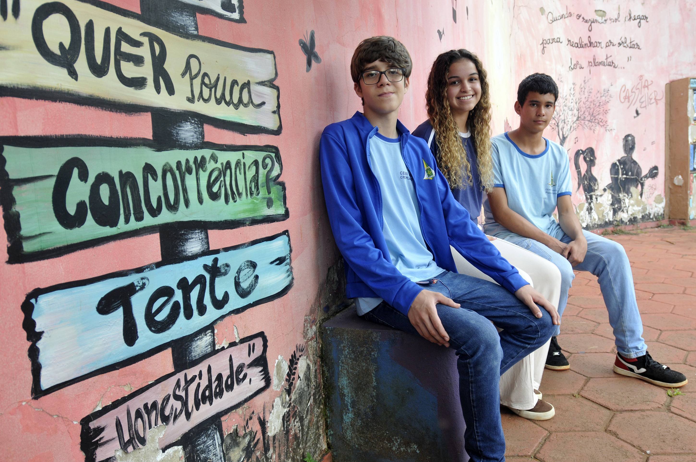 Apesar do fenômeno anti-CLT, há adolescentes veem o regime de forma positiva 24/04/2025. Crédito: Minervino Júnior/CB/D.A Press. Brasil. Brasilia - DF. Jovens que estão buscando ou rejeitando o regime de contrato formal CLT(consolidação das leis trabalhistas). Giovana Vida, João Gabriel e Lucas Nunes(óculos).