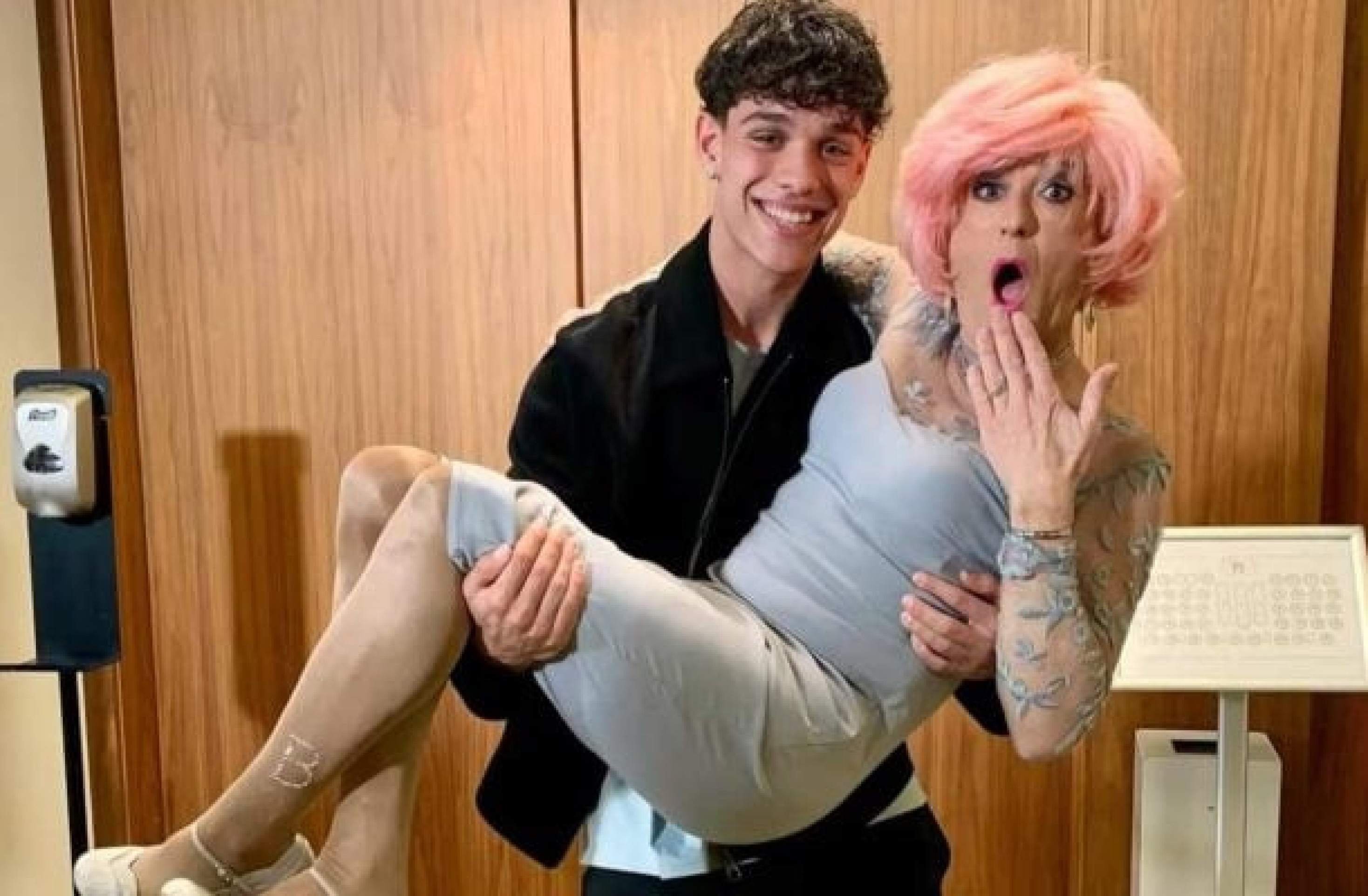 Jogador do Barcelona é alvo de ataques homofóbicos após foto com ativista