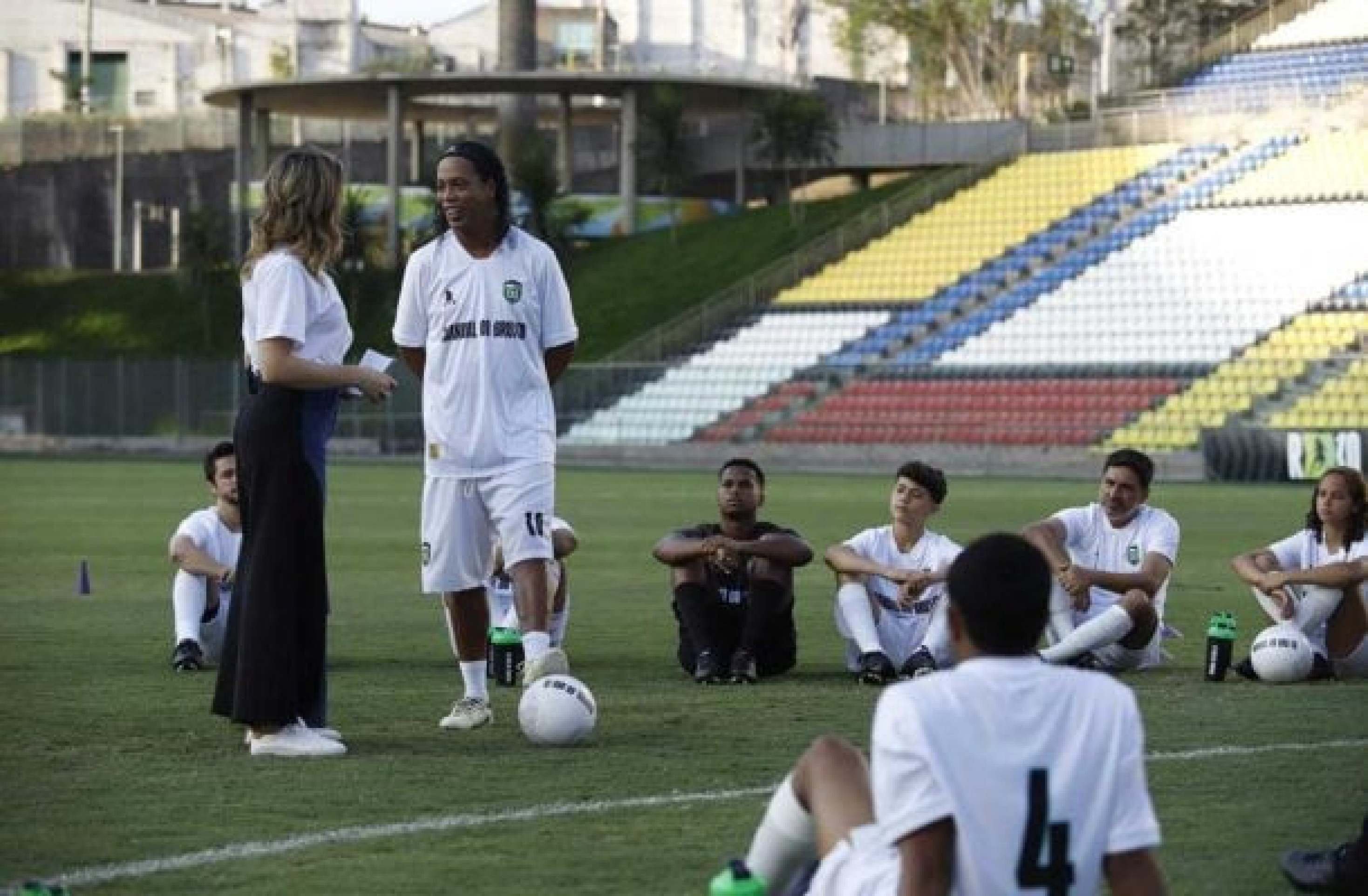 Craques do futebol promovem seletivas para jovens atletas no Brasil