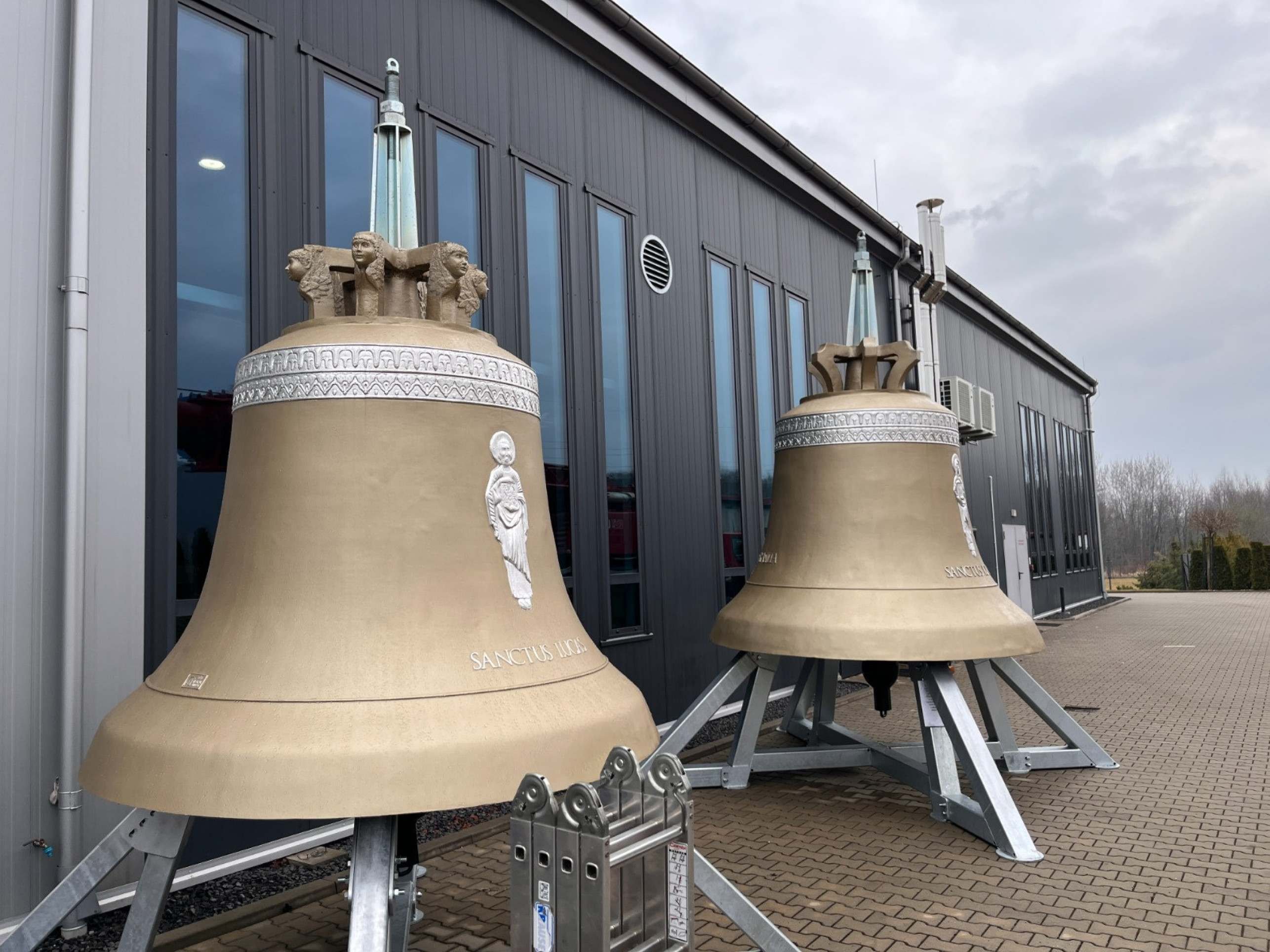 Na foto, os dois sinos menores, batizados de João e Lucas, os evangelistas. Estes irão acompanhar o Vox Patriz ao Brasil