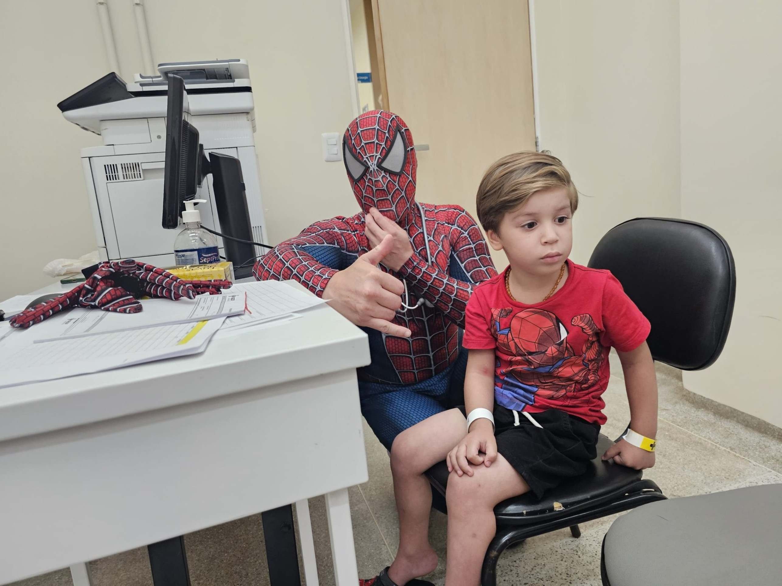 Fantasiado de super-herói, pediatra atende no Hospital de Santa Maria