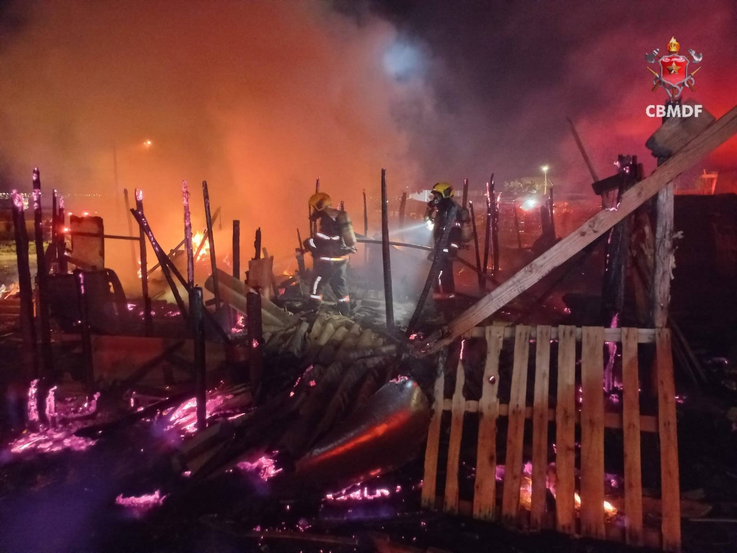 Três casas são destruidas pelo fogo no Recanto das Emas