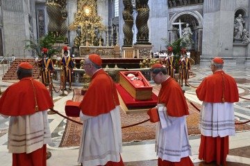  This photo taken and released on April 23, 2025, by The Vatican Media shows cardinals paying their respects and walking next to the coffin of late Pope Francis at the St Peter's Basilica, during a ceremony following the procession of the late Pope's coffin from the chapel of Santa Marta to St Peter's Basilica in The Vatican. (Photo by Handout / VATICAN MEDIA / AFP) / RESTRICTED TO EDITORIAL USE - MANDATORY CREDIT 