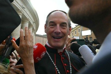 Soldado da Guarda Suíça reverencia cardeais no Vaticano: votação para a escolha do sucessor do papa deve ocorrer a partir de 5 de maio