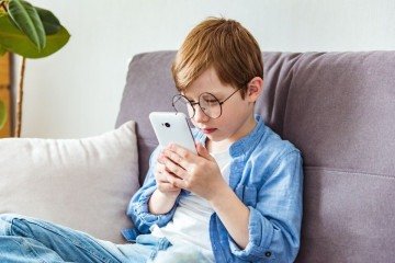 O uso de telas pode prejudicar a visão das crianças (Imagem: Iren_Geo | Shutterstock) -  (crédito: EdiCase)