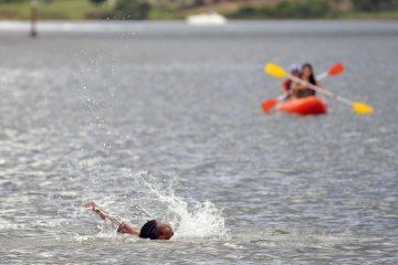 Em caso de afogamento, os especialistas recomendam que o banhista tente flutuar e mantenha a calma  -  (crédito:  Minervino Júnior/CB)