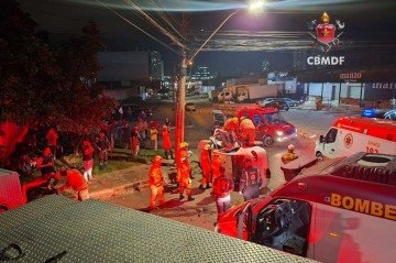 Em decorrência do impacto, o VW Voyage tombou, e o motorista ficou preso no interior do veículo -  (crédito: Divulgação/CBMDF)