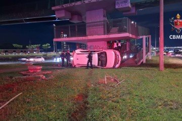 Para o atendimento da ocorrência e a segurança dos demais motoristas, a via precisou ser parcialmente interditada -  (crédito: Divulgação/CBMDF)