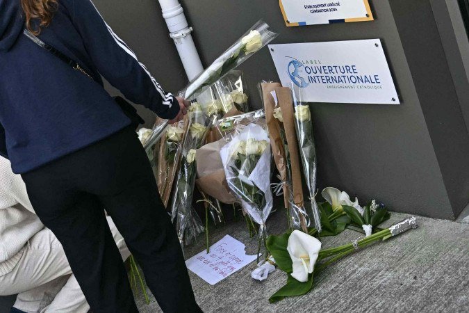 Alunos colocaram flores na entrada da escola em homenagem às vítimas em homenagem às vítimas de atentato em Nantes, na França - (crédito: Loic VENANCE / AFP) Alunos colocaram flores na entrada da escola em homenagem às vítimas em homenagem às vítimas de atentato em Nantes, na França - (crédito: Loic VENANCE / AFP)