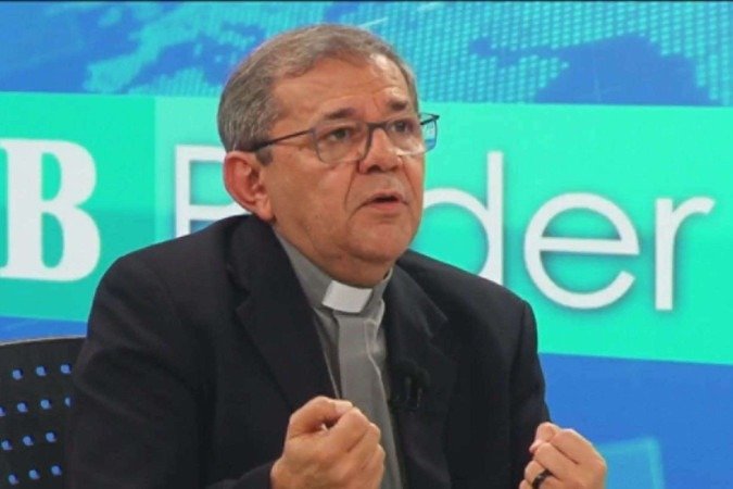 Padre Miguel Martins, durante entrevista ao Programa CB Poder