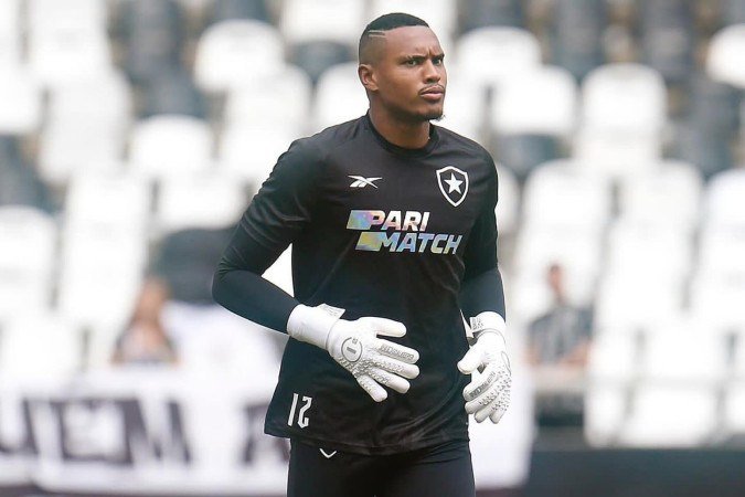 O jovem John batalha em defesa do legado de goleiros negros do Botafogo e contra as desconfianças desde a falha grave na derrota do Botafogo por 1 x 0 para o Estudiantes - (crédito: Vitor Silva/Botafogo) O jovem John batalha em defesa do legado de goleiros negros do Botafogo e contra as desconfianças desde a falha grave na derrota do Botafogo por 1 x 0 para o Estudiantes - (crédito: Vitor Silva/Botafogo)