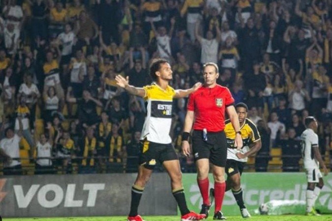 Morelli celebra seu belo gol neste 1 a 1 do seu Criciúma com o Remo, pela Série B - (crédito: Foto: Cleiton Ramos / Criciuma) Morelli celebra seu belo gol neste 1 a 1 do seu Criciúma com o Remo, pela Série B - (crédito: Foto: Cleiton Ramos / Criciuma)
