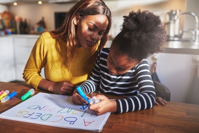 O apoio da família mantém as crianças motivadas e comprometidas com o processo de alfabetização (Imagem: Ground Picture | Shutterstock) - (crédito: EdiCase) O apoio da família mantém as crianças motivadas e comprometidas com o processo de alfabetização (Imagem: Ground Picture | Shutterstock) - (crédito: EdiCase)