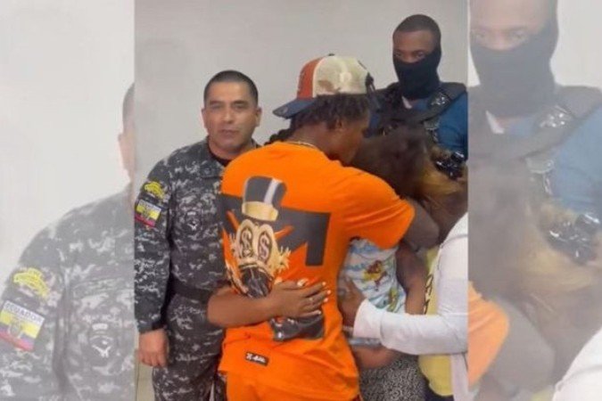 Esposa e filho de Jackson Rodríguez, do Emelec, são resgatados pela polícia - (crédito: Foto: Reprodução) Esposa e filho de Jackson Rodríguez, do Emelec, são resgatados pela polícia - (crédito: Foto: Reprodução)