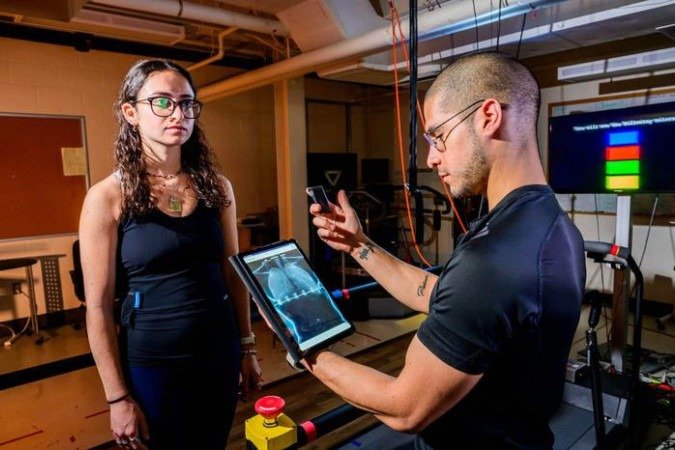 A estudante Laila Shaaban testa o aparato para coletar dados e informações no período de análise do estudo - (crédito: Fred Zwicky / University of Illi) A estudante Laila Shaaban testa o aparato para coletar dados e informações no período de análise do estudo - (crédito: Fred Zwicky / University of Illi)
