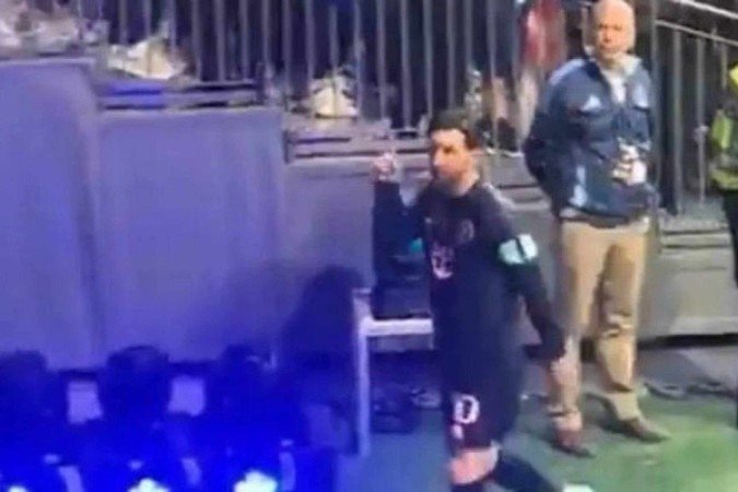 Messi bateu boca com torcedor depois da derrota do Inter Miami para o Vancouver Whitecaps - (crédito: Reprodução de Vídeo) Messi bateu boca com torcedor depois da derrota do Inter Miami para o Vancouver Whitecaps - (crédito: Reprodução de Vídeo)