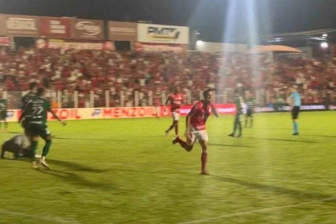 Labandeira vibra logo após fazer o gol que decide a vitória do Vila Nova no duelo contra a Chapecoense - (crédito: Foto: Reprodução/ Twitter Vila Nova) Labandeira vibra logo após fazer o gol que decide a vitória do Vila Nova no duelo contra a Chapecoense - (crédito: Foto: Reprodução/ Twitter Vila Nova)