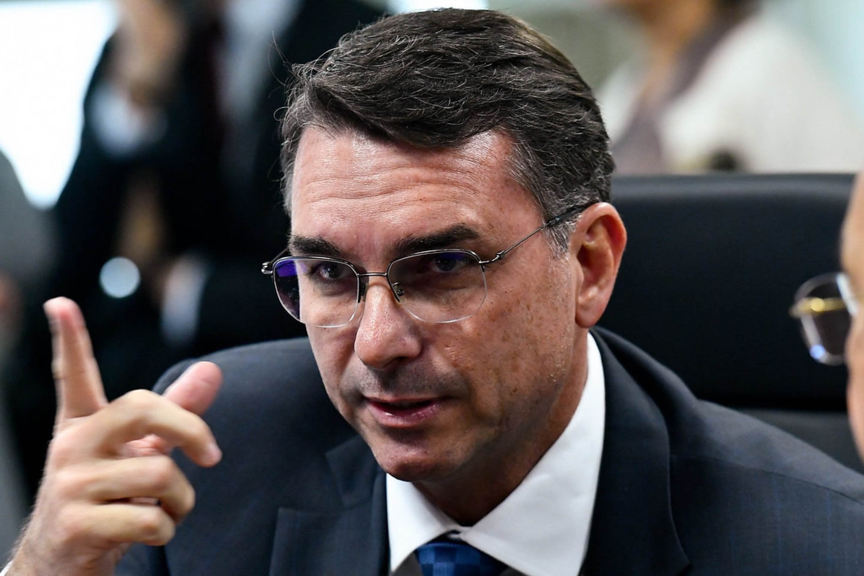Flávio Bolsonaro acusa Moraes de fraude processual e cobra investigação no STF