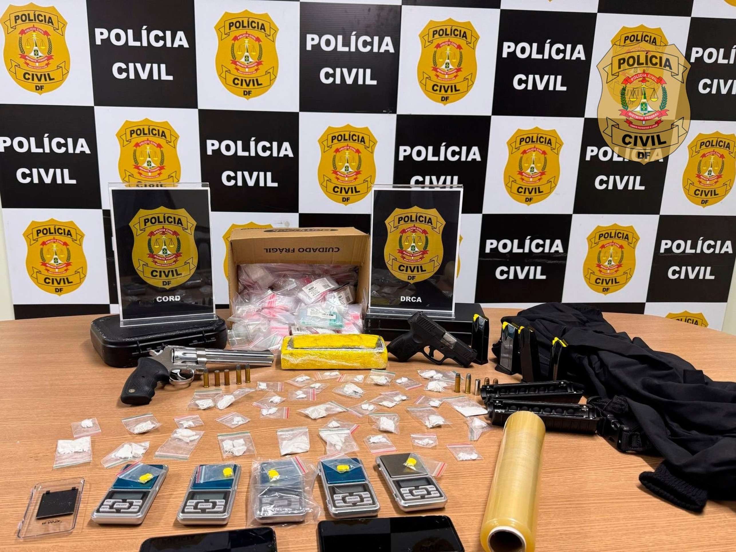 Detido por suspeita de tráfico, homem tinha armas e drogas em casa
