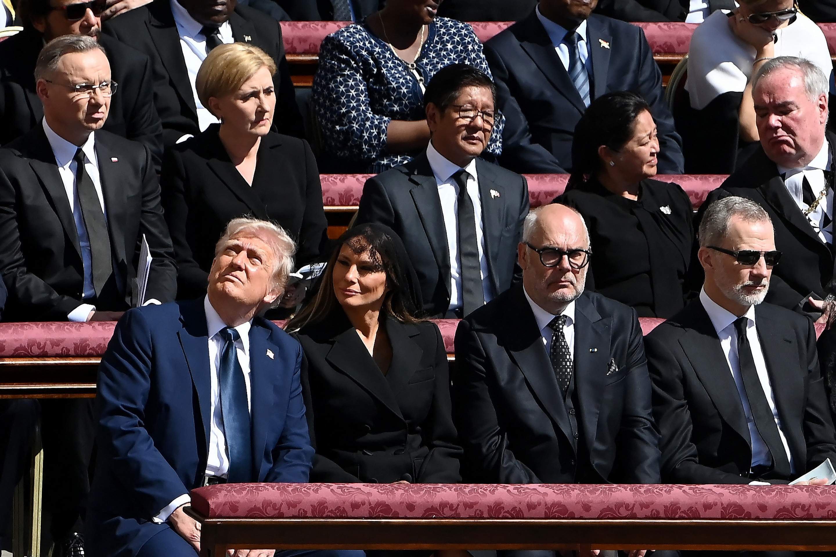 Trump quebra protocolo e usa terno azul no funeral do papa Francisco