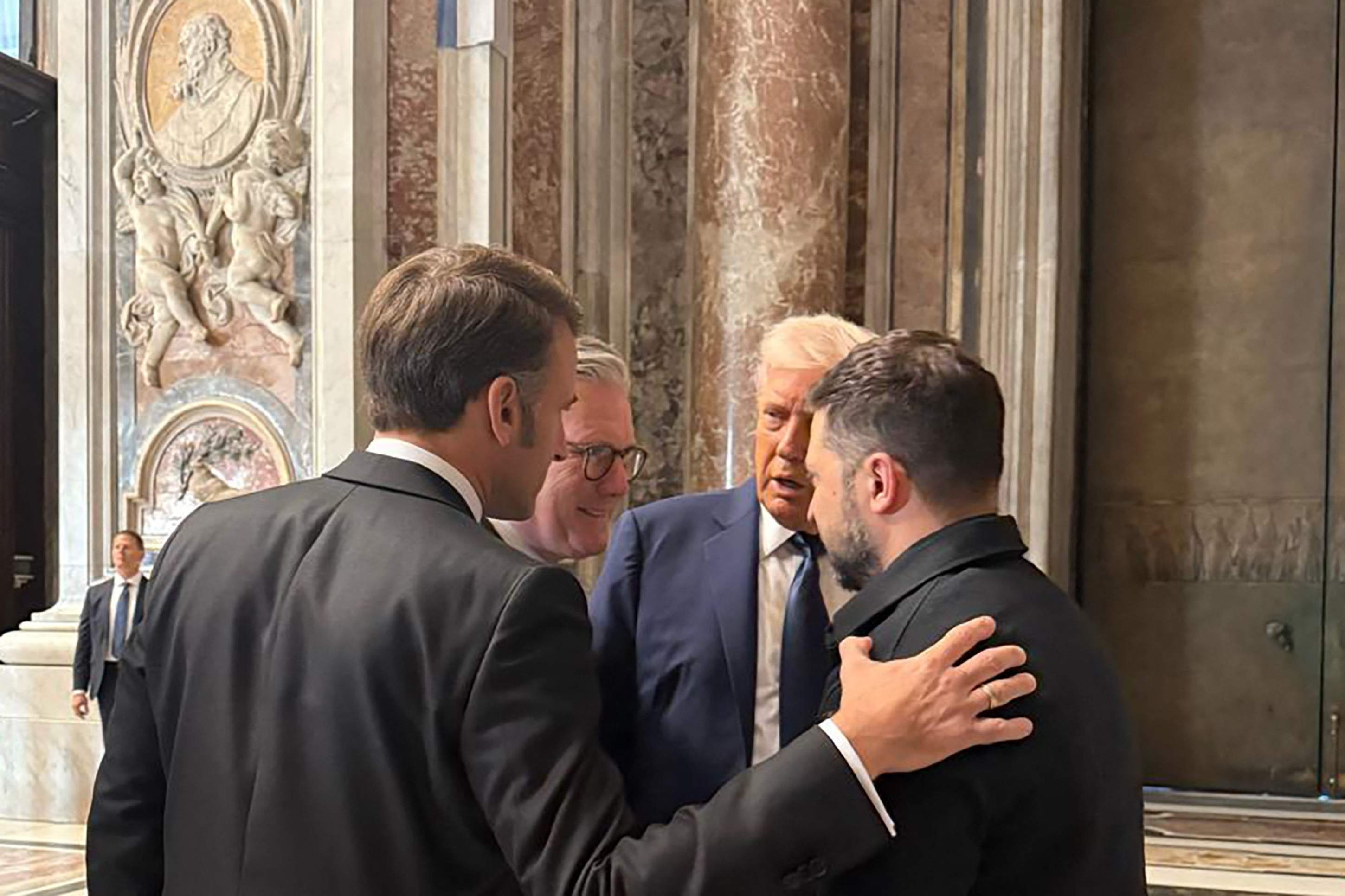 O presidente francês, Emmanuel Macron, o primeiro-ministro britânico, Keir Starmer, e o presidente dos EUA, Donald Trump, conversam com o presidente ucraniano, Volodymyr Zelensky O presidente francês, Emmanuel Macron, o primeiro-ministro britânico, Keir Starmer, e o presidente dos EUA, Donald Trump, conversam com o presidente ucraniano, Volodymyr Zelensky