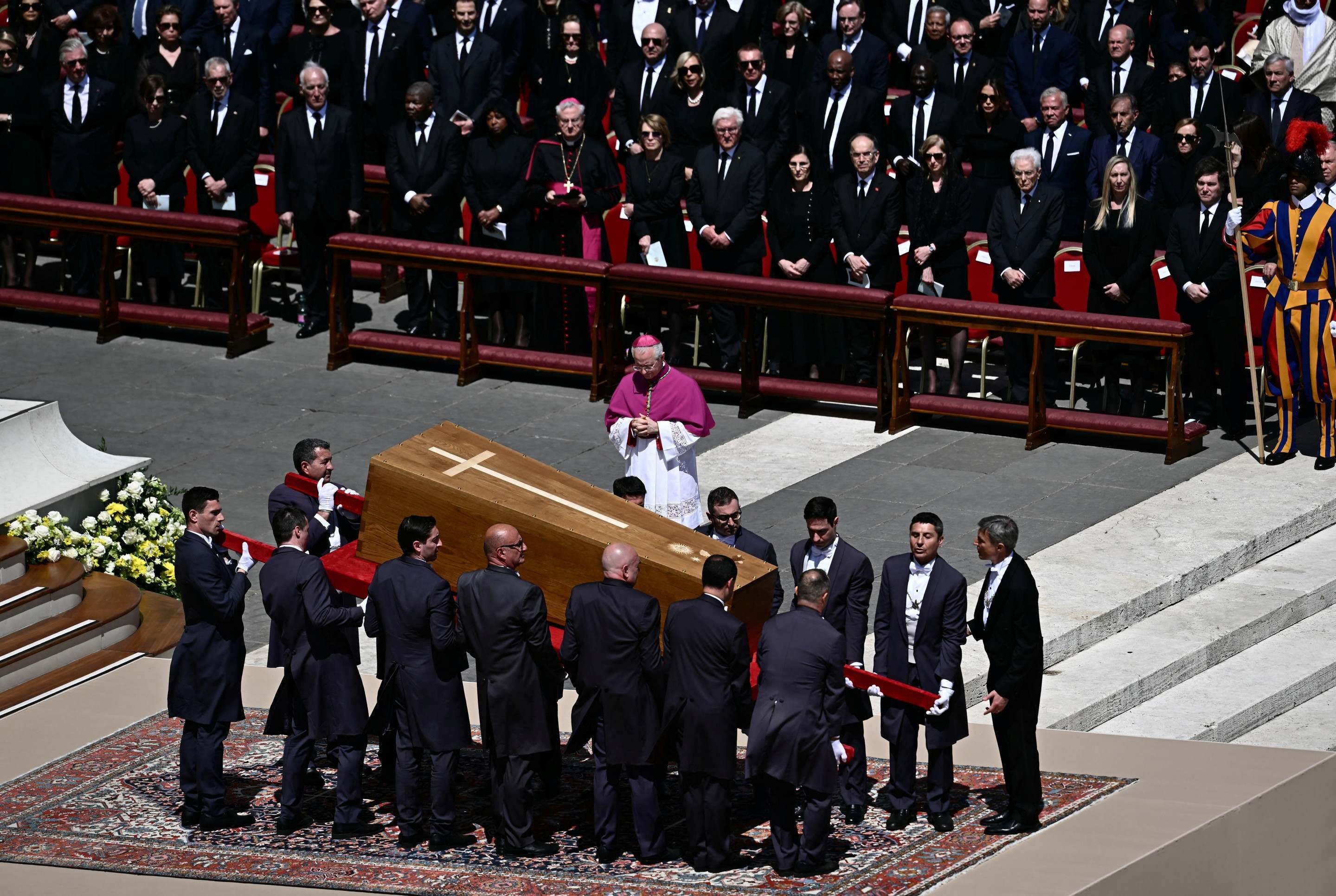 Funeral do papa Francisco reúne cerca de 400 mil pessoas no Vaticano