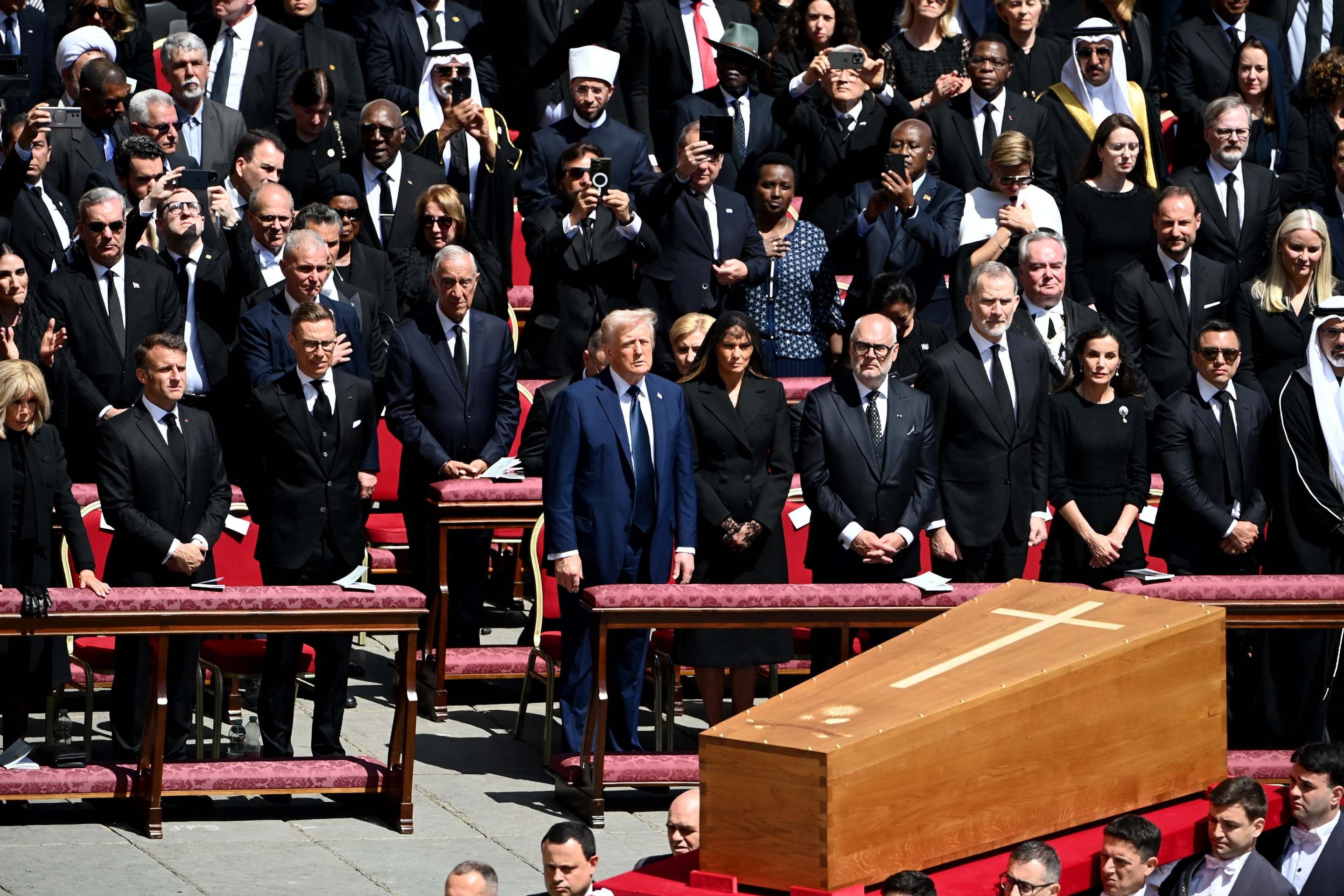 O presidente dos Estados Unidos, Donald Trump, chamou a atenção por usar um terno azul no funeral do papa Francisco.      