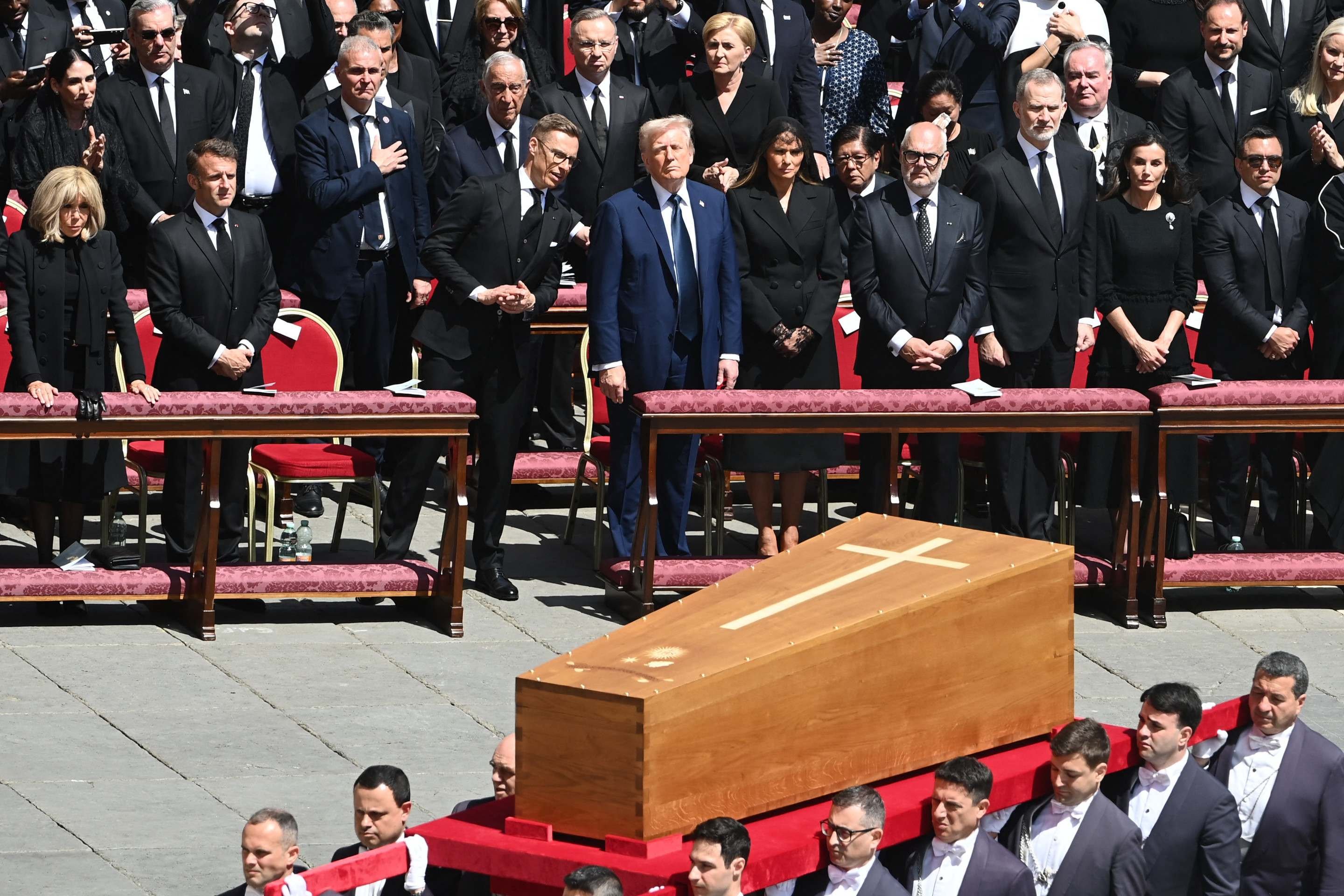 O presidente dos Estados Unidos, Donald Trump, chamou a atenção por usar um terno azul no funeral do papa Francisco.      