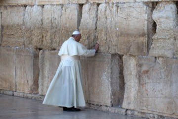 O Papa Francisco reza no Muro das Lamentações, o local mais sagrado do judaísmo, na Cidade Velha de Jerusalém, em 26 de maio de 2014       -  (crédito: Menahem KAHANA / AFP)