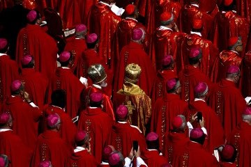 Cardeais comparecem à cerimônia fúnebre do falecido Papa Francisco na Praça de São Pedro, no Vaticano, em 26 de abril de 2025      