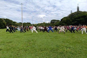 Às 10h, praticantes ao redor do mundo fazem simultaneamente movimentos do Tai Chi simplificados. -  (crédito: Ana Carolina Alves)