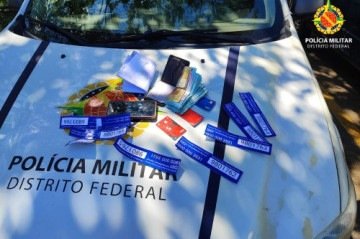 O homem foi preso com dinheiro em espécie, cartões bancários de terceiros e cópias de documentos de identidade. -  (crédito: PMDF)