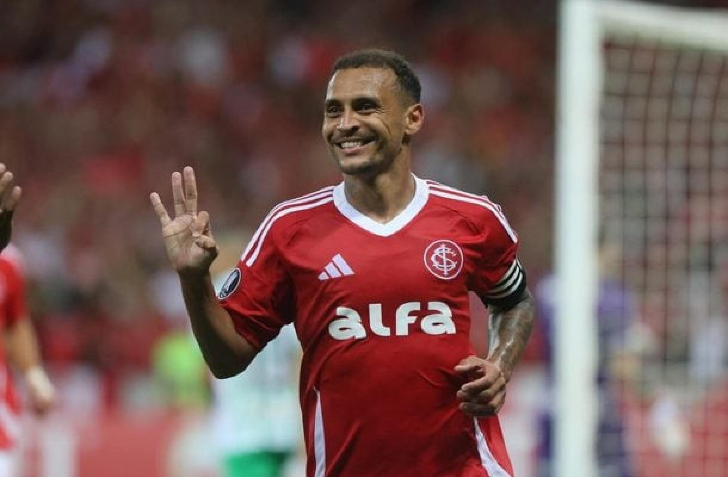 Alan Patrick celebra eficiência e recorde pessoal pelo Inter