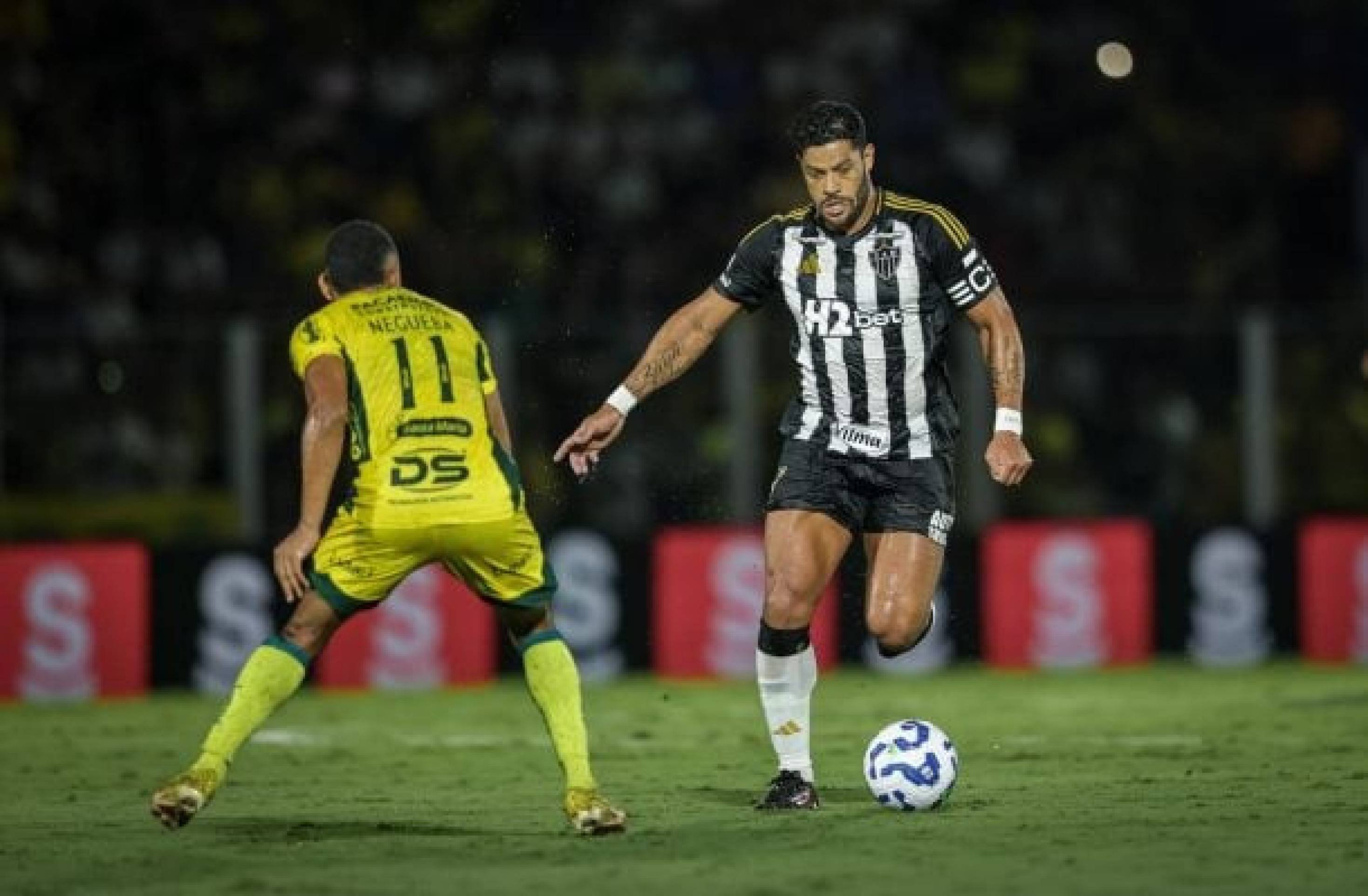 Hulk leva amarelo e diz que árbitro pediu desculpas pelo cartão
