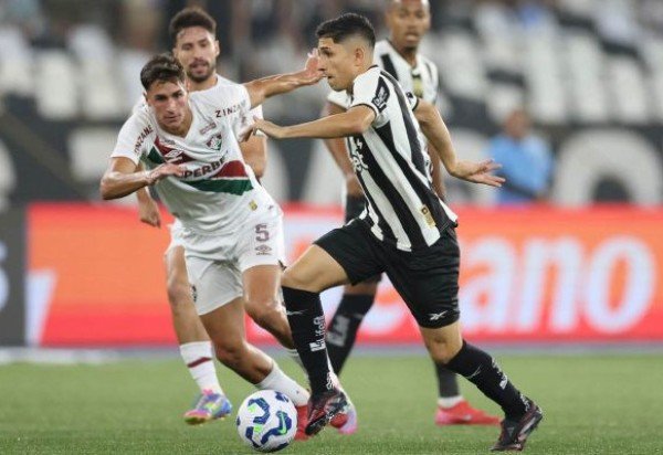 SAVARINO - Fez um bom papel na distribuiÃ§Ã£o de jogo, dando objetividade Ã s jogadas. No segundo tempo, quase fez um gol de falta, passou raspando. Mas, nos acrÃ©scimos, recebeu uma bola no meio de campo e disparou para bater colocado e fazer 2 a 0. NOTA 8,0. Foto: Vitor Silva