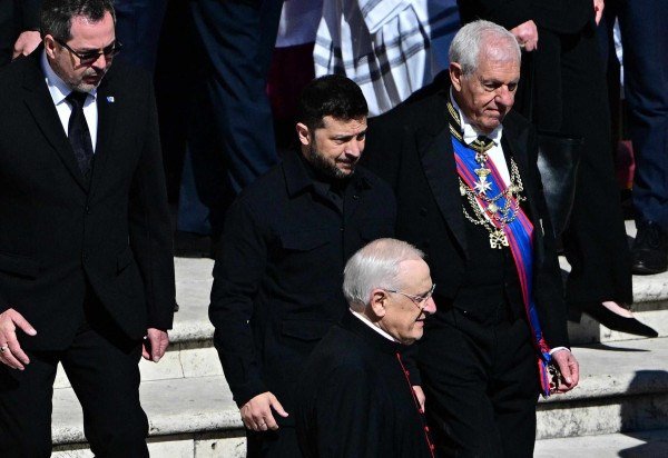 O presidente da UcrÃ¢nia, Volodymyr Zelensky, chega antes da cerimÃŽnia fÃºnebre do falecido Papa Francisco na PraÃ§a de SÃ£o Pedro, no Vaticano, em 26 de abril de 2025      