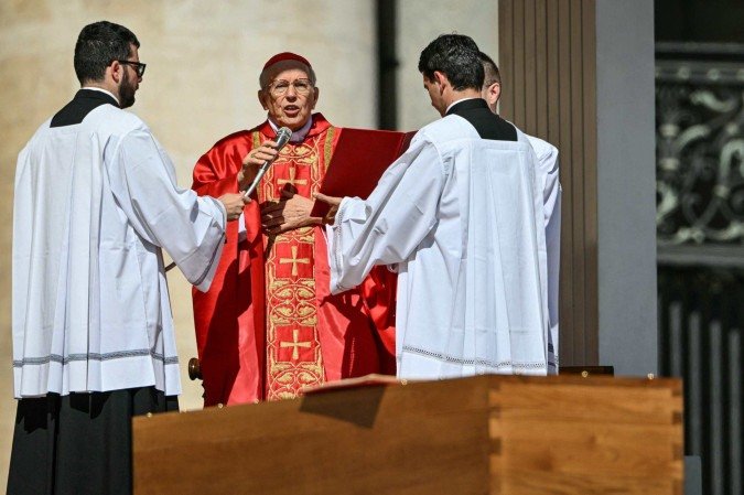O cardeal italiano Giovanni Battista Re celebra a missa em frente ao caixão do papa Francisco   -  (crédito: Alberto PIZZOLI / AFP)