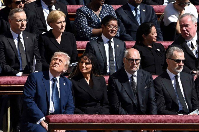 O presidente dos Estados Unidos, Donald Trump, chamou a atenção por usar um terno azul no funeral do papa Francisco. - (crédito: Isabella BONOTTO / AFP) O presidente dos Estados Unidos, Donald Trump, chamou a atenção por usar um terno azul no funeral do papa Francisco. - (crédito: Isabella BONOTTO / AFP)