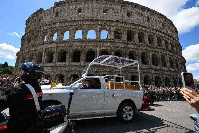 O caixão do falecido Papa Francisco passa pelo Coliseu durante seu transporte da Basílica de São Pedro para a Basílica de Santa Maria Maggiore após a cerimônia fúnebre, em Roma, em 26 de abril de 2025      