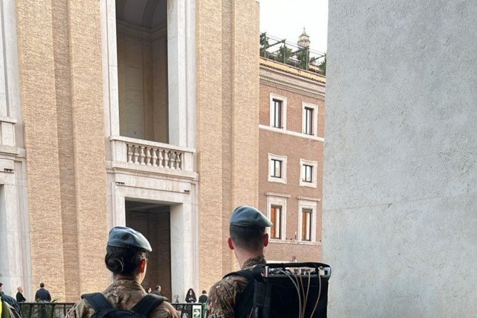 Soldados com arma antidrone fazem a segurança do funeral do papa Francisco