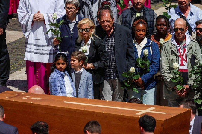 Antonio Siracusa, uma das pessoas que acolheu o Papa Francisco na sua chegada à Basílica de Santa Maria Maior - (crédito: Reuters) Antonio Siracusa, uma das pessoas que acolheu o Papa Francisco na sua chegada à Basílica de Santa Maria Maior - (crédito: Reuters)