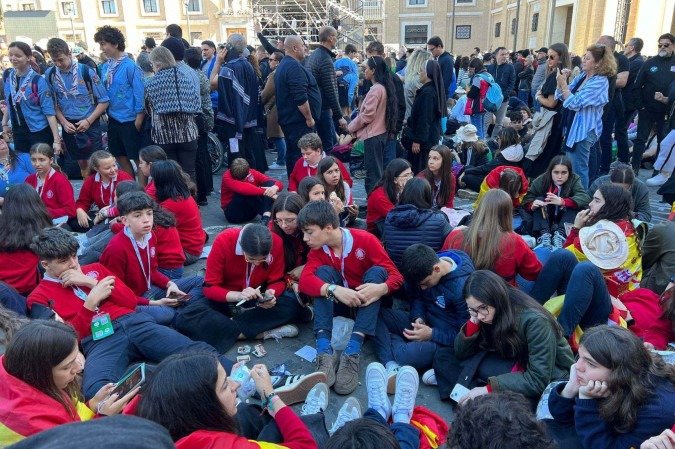 Estudantes aguardam o funeral do papa Francisco