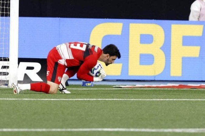 RAFAEL - Pouco trabalhou ao longo do jogo. Não teve culpa no gol. - Nota: 6,5 - Foto: Rubens Chiri / São Paulo FC